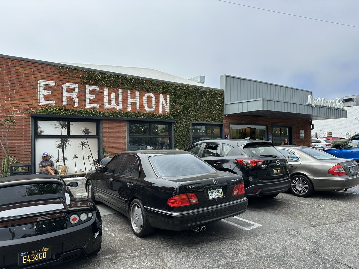 guk1023mochi27's tweet image. 【もちまる旅日記🇺🇸編】

たくさん歩いたので、EREWHON1号店で有名な、ハイリービーバーさんブレンドの『🍓スムージー』を飲もうかと思ったけど約¥3000にひよりました😅

息子のアイス🍨約¥2000は買ってあげるという…オンマよ😅

#LosAngeles
#venicebeach