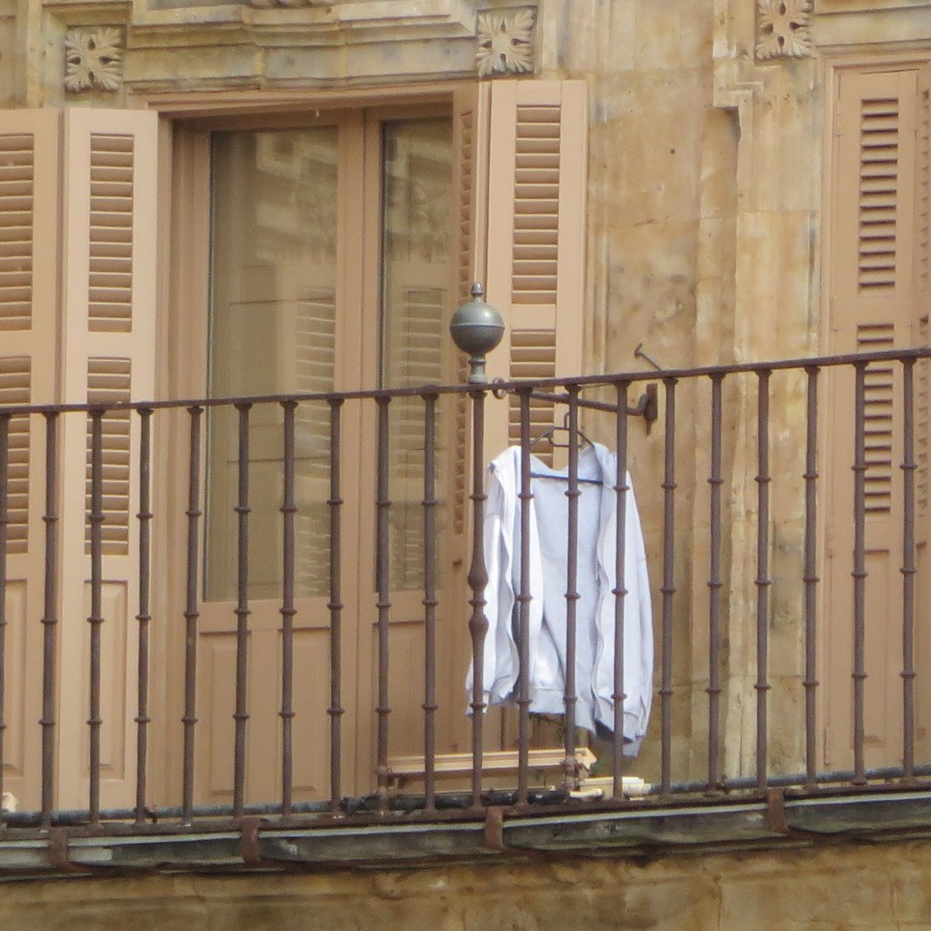 Está prohibido tender ropa en los balcones. Y, especialmente, si se trata de la Plaza Mayor.
Hay multa, pero no hay nadie para ponerlas.