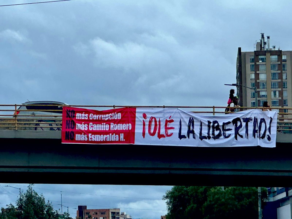 Hay personas como Ana Bejarano, Esmeralda Hernandez y Camilo Romero que toman decisiones desde chapinero sin tener en cuenta la ruralidad del país. También lo hacen para robar.
#NoMásCorrupción #OléLaLibertad 
<a href="/EsmeHernandezSi/">Esmeralda Hernández</a> <a href="/CamiloRomero/">Camilo Romero</a> <a href="/AnaBejaranoRG/">Ana BejaranoRicaurte</a>