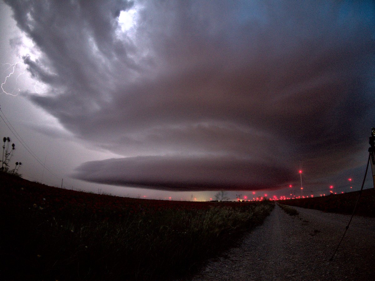 gdvictorm's tweet photo. IMPRESIONANTE la supercélula nocturna que ha afectado a la provincia de Valladolid.
Se ha tratado de una supercélula anticiclónica clásica cíclica (ha regenerado 1 vez el mesociclón).

De lo más severo que he visto aquí a estas horas de la noche, con granizos de hasta 5cm. https://t.co/gGLeBRuVL9