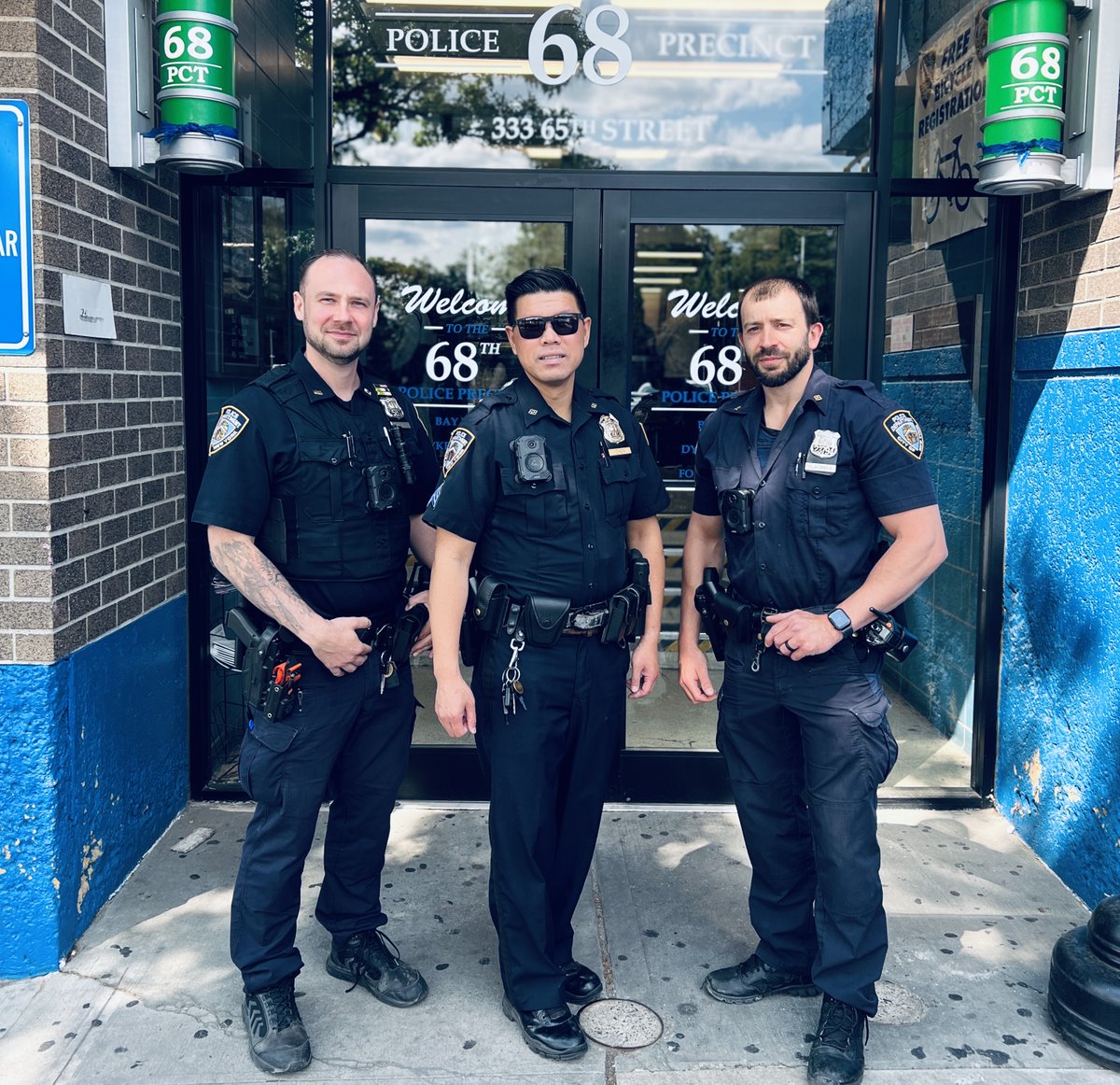 NYPD68Pct's tweet photo. Thanks to Boro Park Shomrim members’ vigilance and quick thinking, our officers were able to swiftly apprehend multiple individuals who were preying on our older adults. This is what the police and the community working hand in hand looks like! Great job all around. https://t.co/ItxoYpSidm