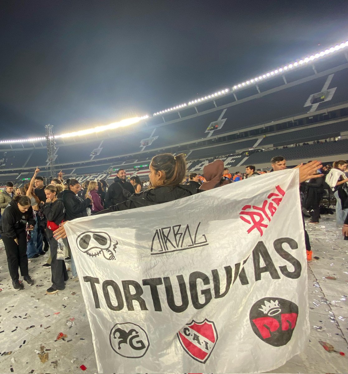 Vi que se quejan de que en Airbag hubo trapos de la renga, los piojos.. 
Y yo al mío le clavé el de <a href="/ryanbanda_/">RYAN</a> y el escudo del rojo, saquenla del ángulo putas