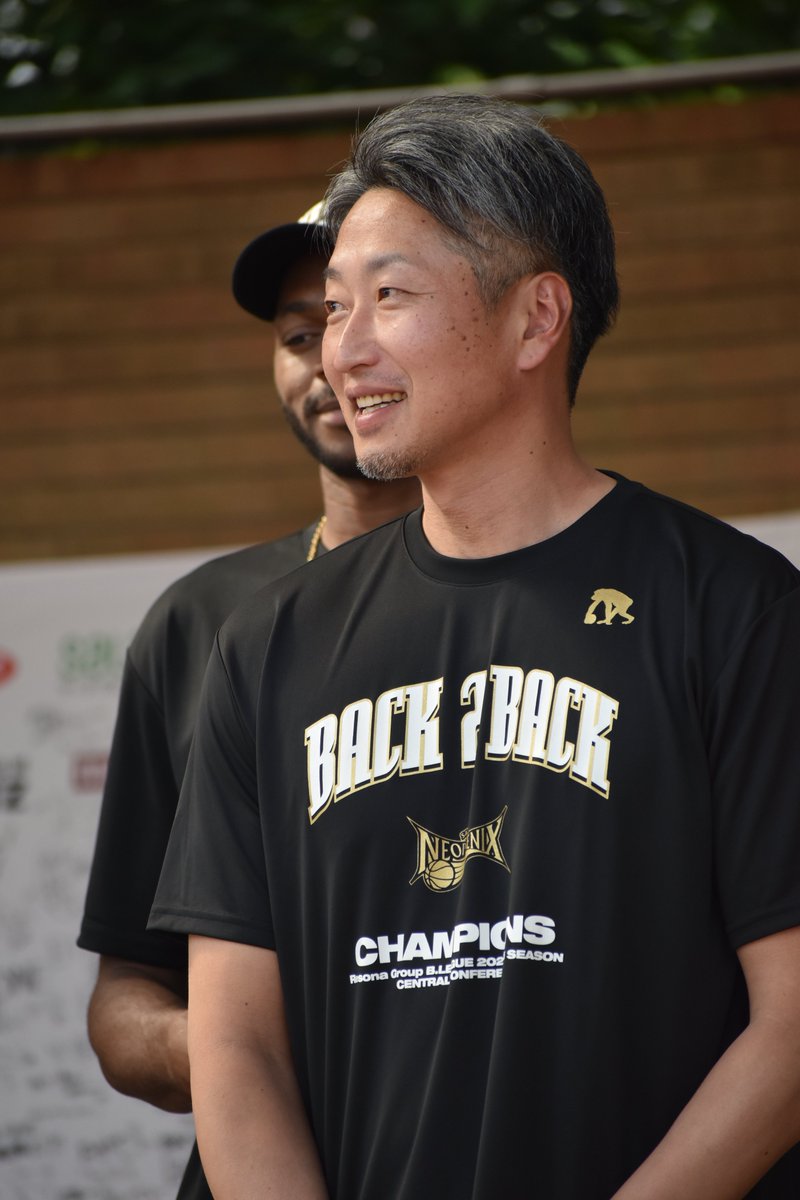 6ck's tweet photo. ブー感では大野HCはいらっしゃいませんでした。　涙
大野HC推しの方もたくさんいらっしゃるので残念だったと思います。
一個前の松葉公園での大野さんです
来シーズンもお願いします。
リーグ優勝向けて
#三遠ネオフェニックス 
＃大野HC
＃大野篤史 https://t.co/0qyVoQ0SoE