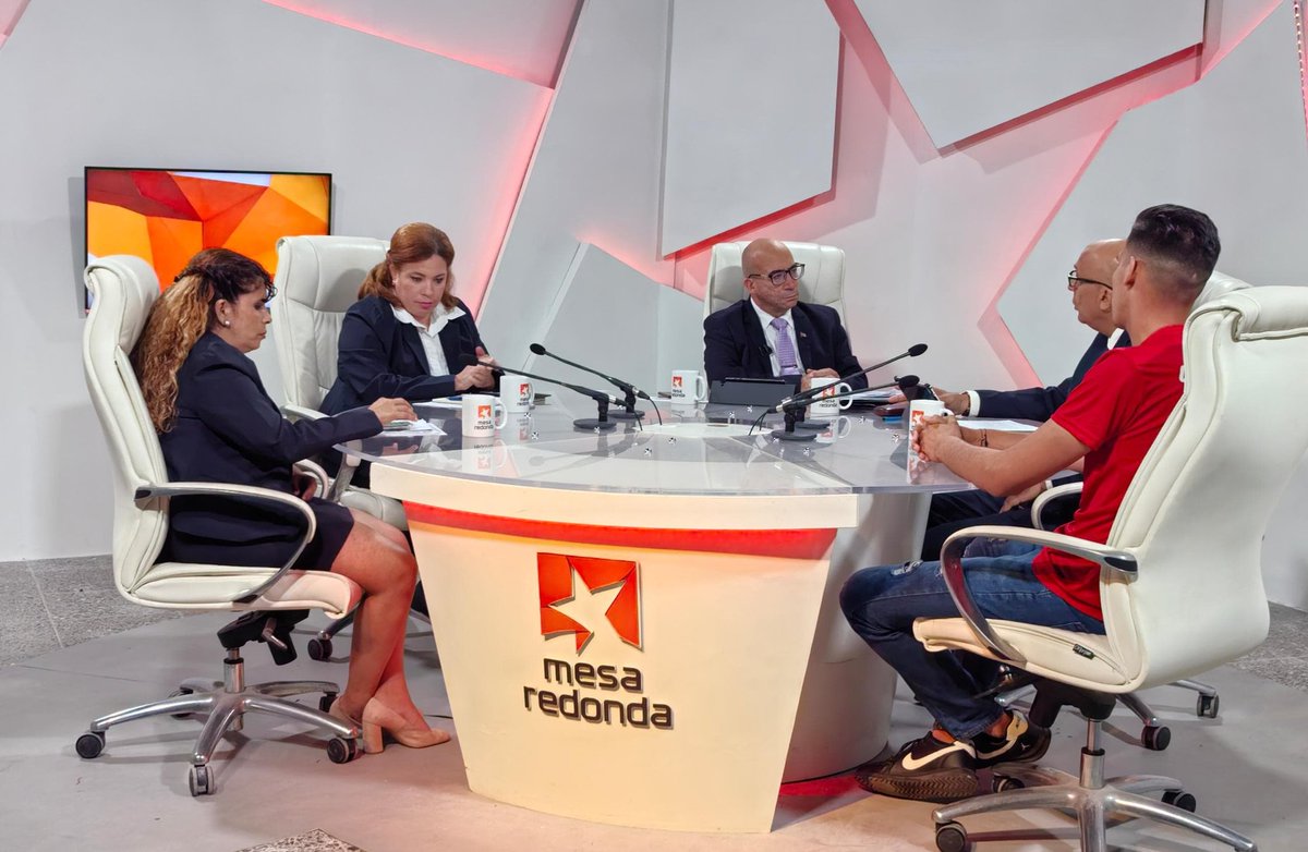 📢 En la <a href="/mesaredondacuba/">Mesa Redonda</a> comparecen directivos de <a href="/MINCOMCuba/">Ministerio de Comunicaciones Cuba</a>, <a href="/ETECSA_Cuba/">ETECSA</a> y la <a href="/FeuCuba/">FEU de Cuba</a>, como parte de las acciones de comunicacion que garantizan el análisis, el debate y el diálogo profundo sobre las medidas comerciales anunciadas el pasado 30 de mayo. #EtecsaConCuba