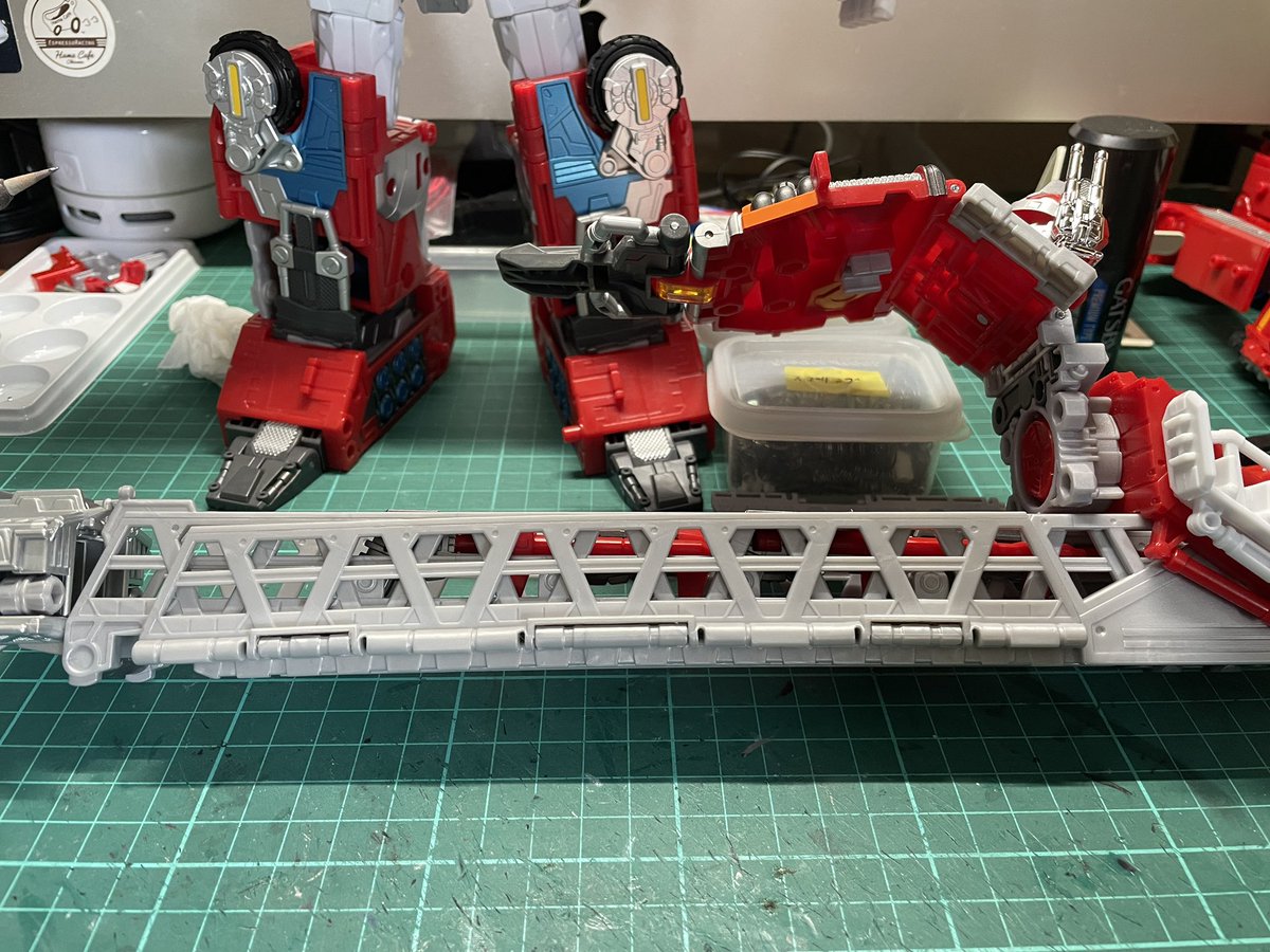 suna90147655's tweet image. スーパーファイヤーコンボイ〜
色々と不具合があり
有識者さんの対策を参考に
自己責任で調整中…
あとラダー部分も
接続箇所に負荷がかかっていたようなので受け側を少しづつ削って調整
水平になったので
これで大丈夫かな?🤔
#スーパーファイヤーコンボイ