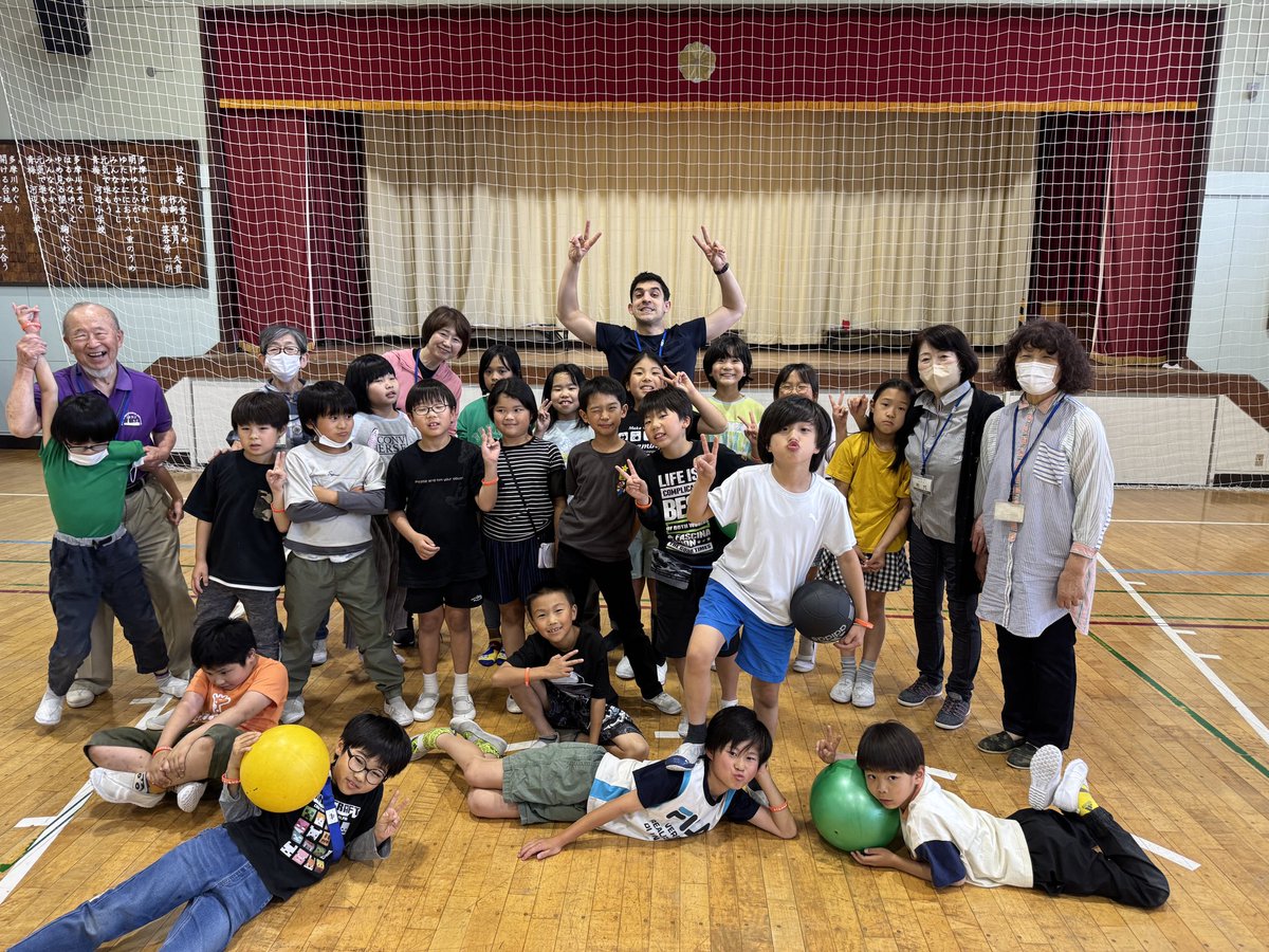 ome_CP's tweet photo. #河辺小 にて、#青梅市 への移住者トリスタンさんによる英語プログラムが開催されました✨🌈

トリスタンさんから「青梅の人の温かさに触れ、何か恩返しがしたい！」とご相談をいただいたことがきっかけ
とても楽しい時間でした😁

🔽トリスタンさんについてはこちら
https://t.co/IesCLWcqjn https://t.co/okB6VWUmt2