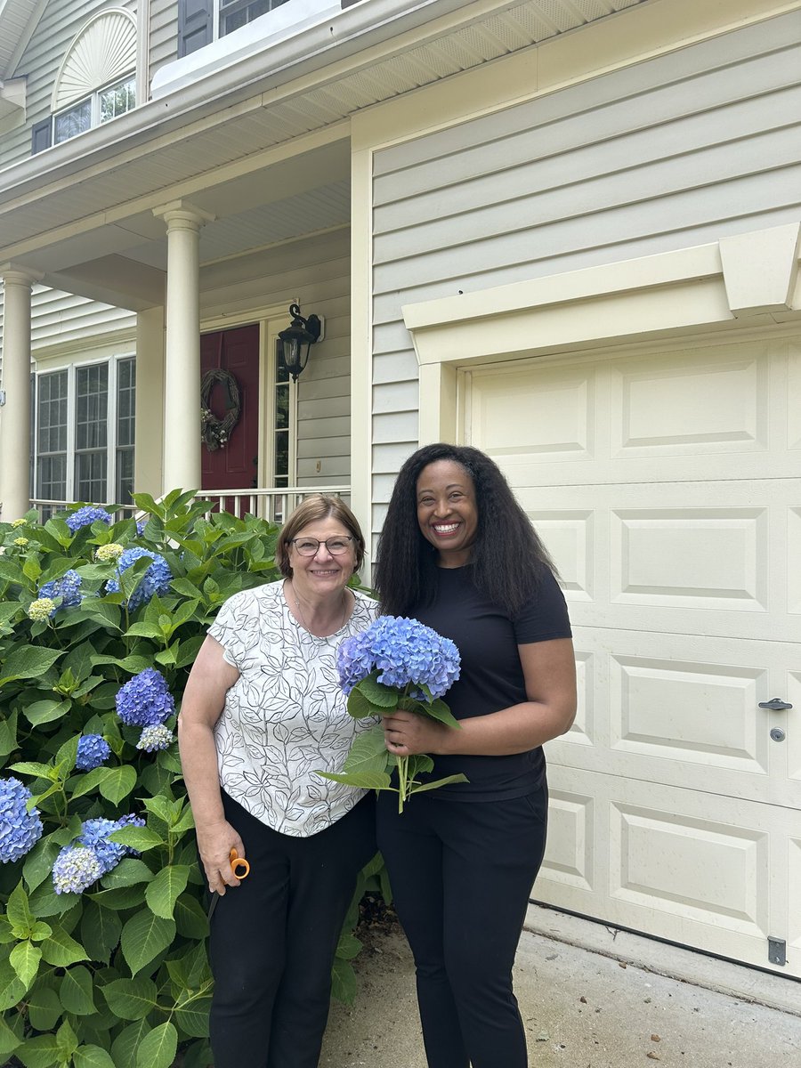 LeslieMehtaVA's tweet photo. Today, I had the privilege of meeting Lori while door knocking! It really warms my heart to be able to have great conversations at the doors. Thanks for the hydrangeas Lori, so happy to have earned your vote! #TeamMehta #HD73 https://t.co/o3ZfLWZrQe