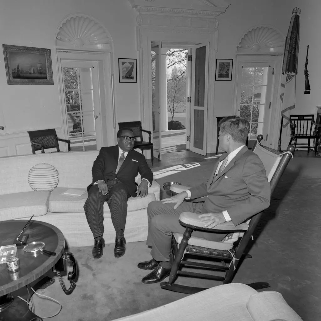 womensbasketb12's tweet image. discourse aside, did y’all know that Phee’s grandfather, Gershon Collier, helped negotiate Sierra Leone’s independence from Great Britain and later became Sierra Leone’s ambassador to the United States. this is him in a meeting with John F. Kennedy.
