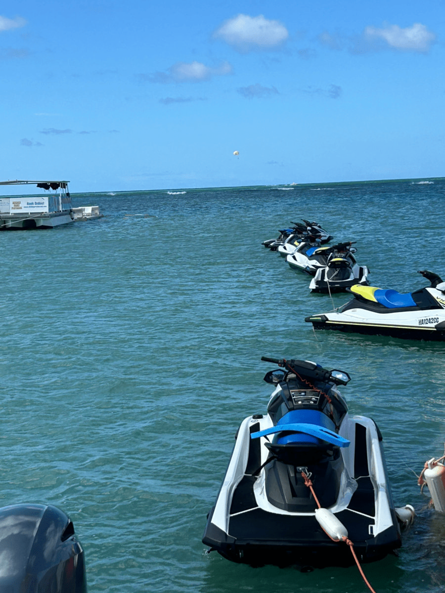 JalpakHawaii's tweet photo. #スタッフおすすめツアー
／
海上アクティビティで
ハワイの海を遊びつくそう！🌊🛥️
＼ 
南国アクティビティといえばこれ！🏝️
ハネムーンや家族旅行でハワイへ訪れた際は是非！
大満足間違いなし🥳
海上アクティビティ関連ツアーはこちら👇
https://t.co/Rb6Fx1mslN
#ハワイで夏休み #ハワイ旅行計画 https://t.co/ovjfb6hBoo