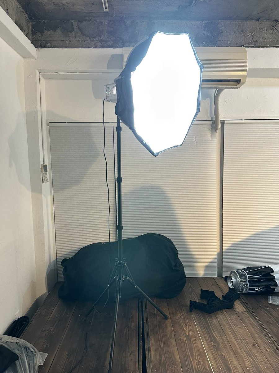 照明器具買った。
グリアンで撮影余裕で出来るはず。

●スクリーンにボールみたいな照明に三脚も多数。

●150w LED ライト3個　2700k ～6500k まで変色可能

●300w LED ライト1個 2700k ～6500k まで変色可能