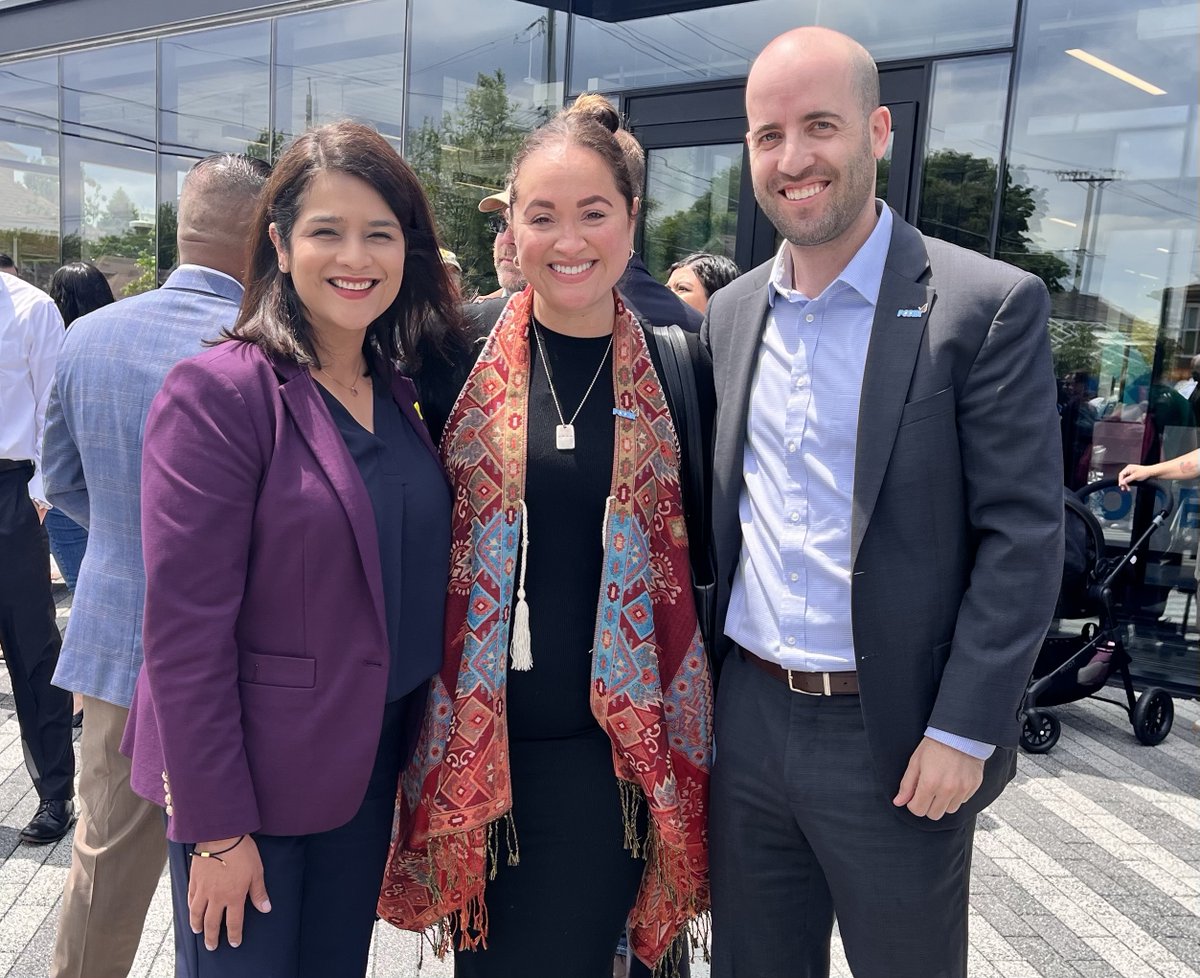 AldermanTabares's tweet image. Last week, the nonprofit Poder unveiled their mural designed by artists: Mario Mena &amp;amp; Alma Dominguez.  Thank you Daniel Loftus, CEO of Poder, his team &amp;amp; board of directors for working w/ the neighborhood to highlight the culture &amp;amp; resilience of the Latino community through art.