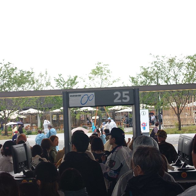 ojaru62's tweet photo. 関西EXPO2025  
只今、QRコード読み取り不良のため
入場制限中  

雨なのに入れません！ https://t.co/jlQY7Ijx0J