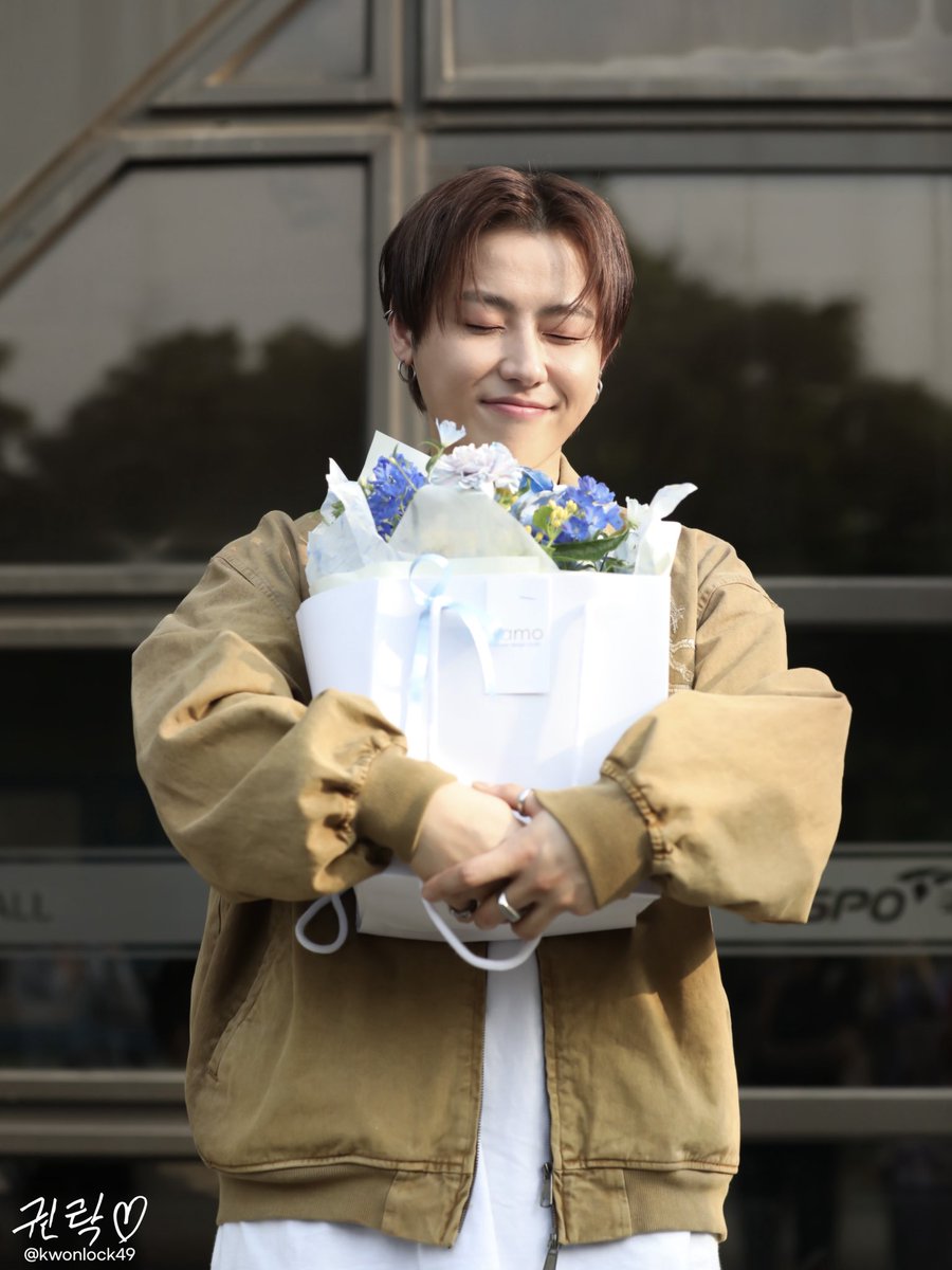 kwonlock49's tweet photo. 250601 드림하이 퇴근길 

꽃 하나로 이렇게 분위기가 달라지다니... 
마지막 사진 너무 데이트 할 때 꽃 준비한 남친 같잖아...🥺💕

#유권 #블락비 #블락비유권 #BLOCKB #UKWON #아트원컴퍼니 #드림하이 https://t.co/T0zaU6ckpQ