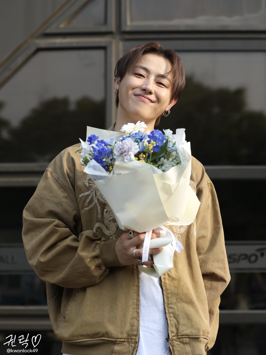 kwonlock49's tweet photo. 250601 드림하이 퇴근길 

꽃 하나로 이렇게 분위기가 달라지다니... 
마지막 사진 너무 데이트 할 때 꽃 준비한 남친 같잖아...🥺💕

#유권 #블락비 #블락비유권 #BLOCKB #UKWON #아트원컴퍼니 #드림하이 https://t.co/T0zaU6ckpQ