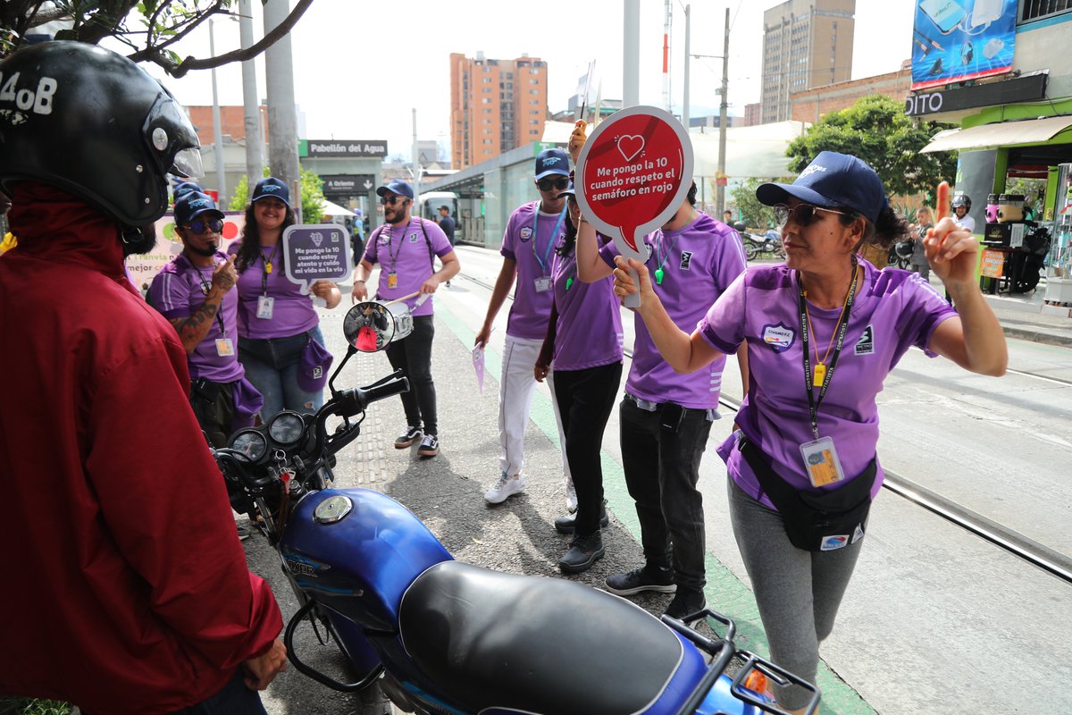 metrodemedellin's tweet photo. Nos unimos con la @sttmed 🚓 y su campaña #TeQueremosVivo ❤️, y salimos a buscar a quienes proclaman #YoMePongoLa10EnLaVía ⚽, la invitación de nuestra campaña realizada junto a #LasDiezFútbolClub🙌.

¿Por qué? Porque cuidar la vida también es parte del viaje 🚶‍♀️🚊. https://t.co/yP3ibHDv8I