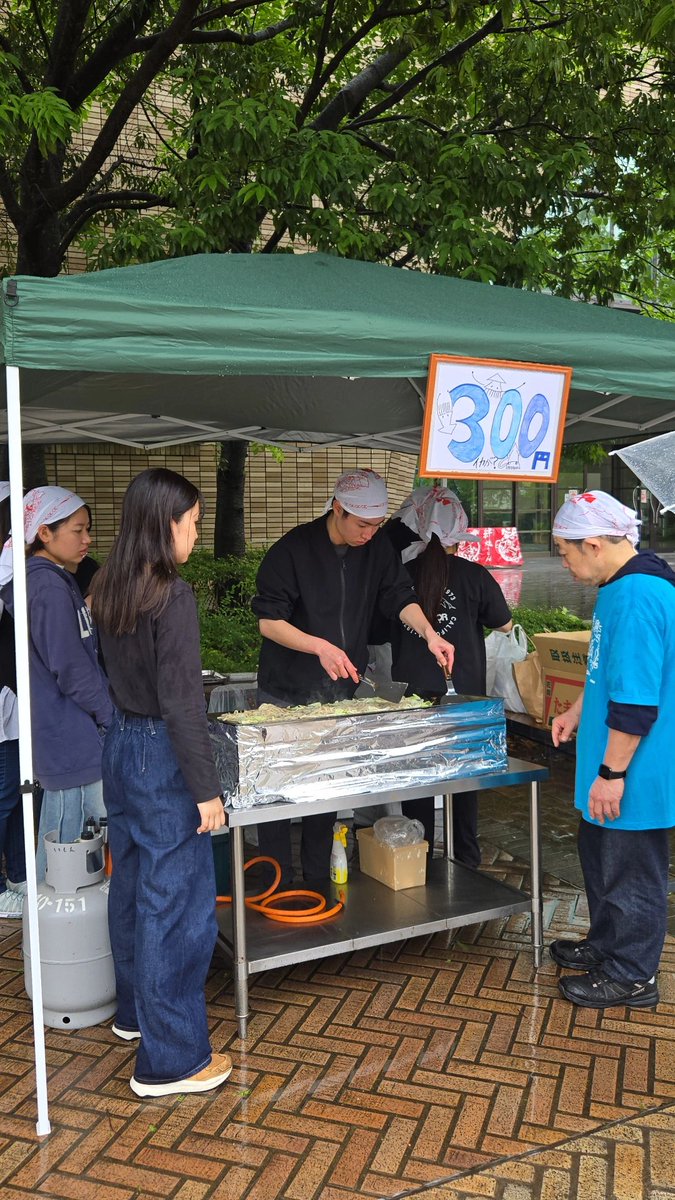 KITAQ_kizuna's tweet photo. 焼きうどん焼き始めました🙌🏻
1年生頑張ってます！！
でき上がり次第(11時頃目安に)販売します！販売場所は体育館前です🫡
#絆焼きうどん　#421lab　#北九大
#絆プロジェクト https://t.co/L2y7IZOqG4