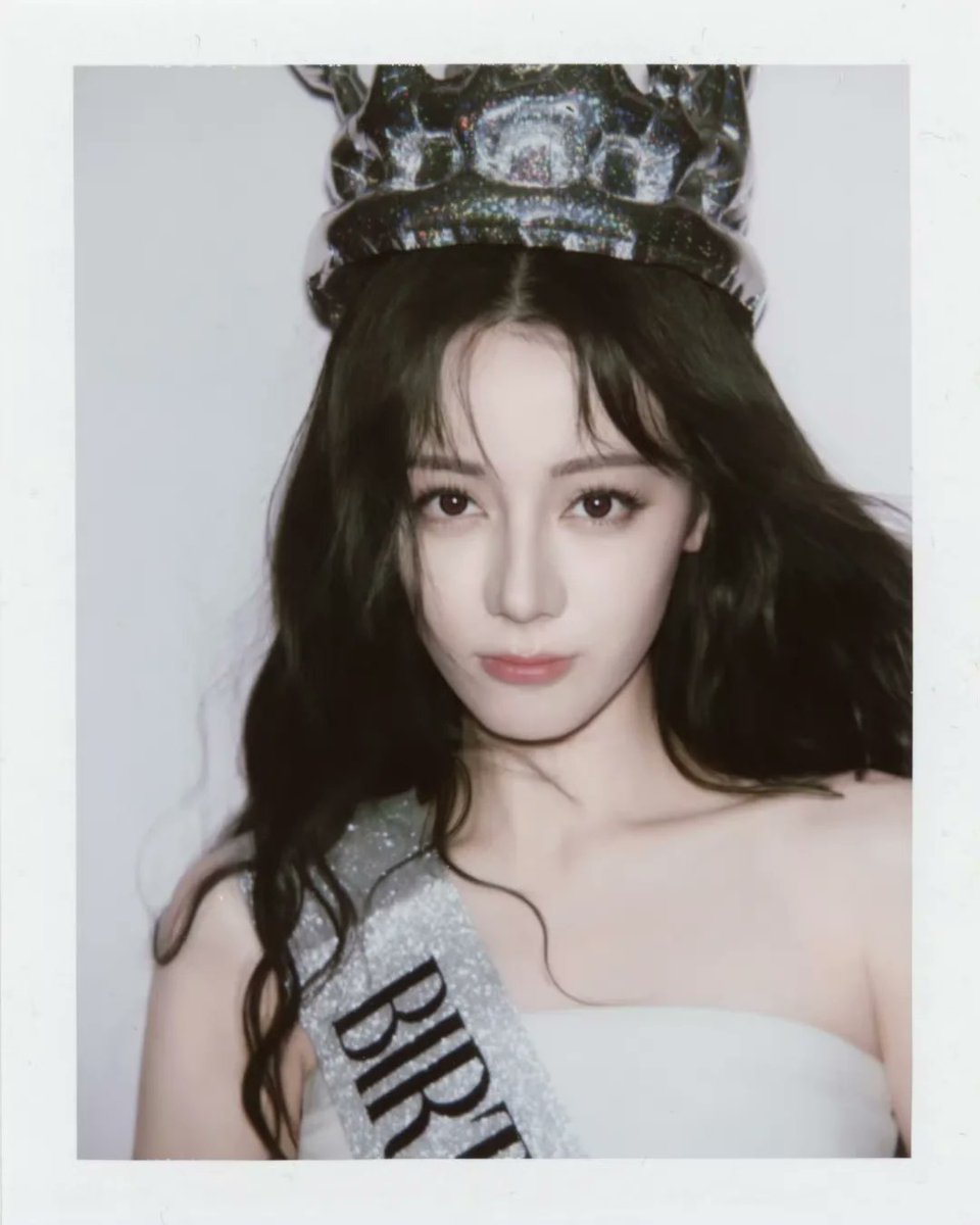 urdilraba's tweet image. 今天是我的日子！和喜欢的人们一起度过了最棒的时光～
有时候只需要一点闪闪发光，一顶皇冠，还有一点点态度😉
谢谢大家的生日祝福，爱你们哦！💋