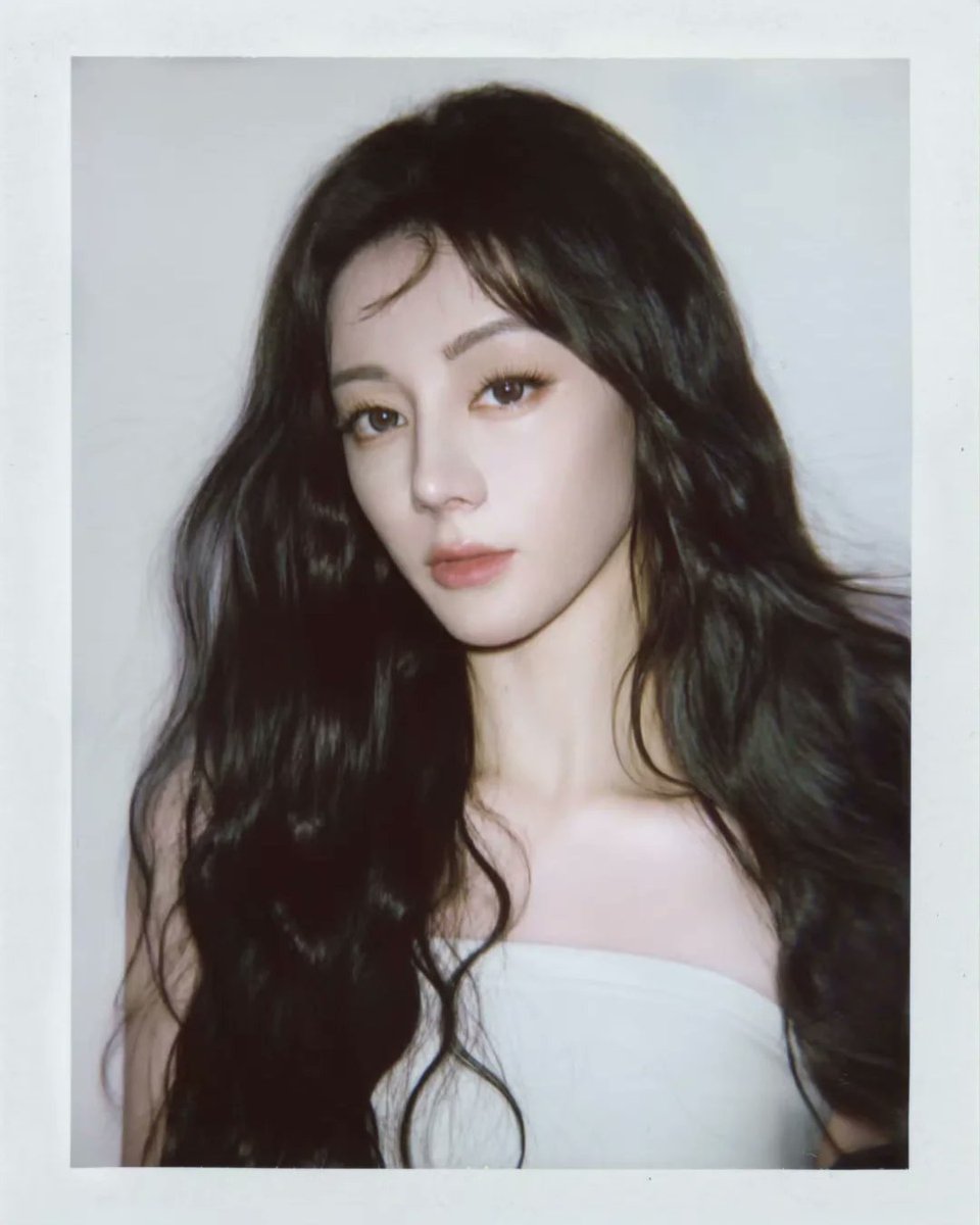 urdilraba's tweet image. 没有浓妆，也没有戏剧化的打扮，今天就是简单的我。
有时候做自己，保持自然，静静地呼吸，是最舒服的状态。
希望你们今天也能拥有一份平静和自在🤍