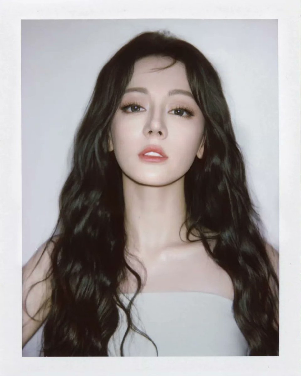 urdilraba's tweet image. 没有浓妆，也没有戏剧化的打扮，今天就是简单的我。
有时候做自己，保持自然，静静地呼吸，是最舒服的状态。
希望你们今天也能拥有一份平静和自在🤍