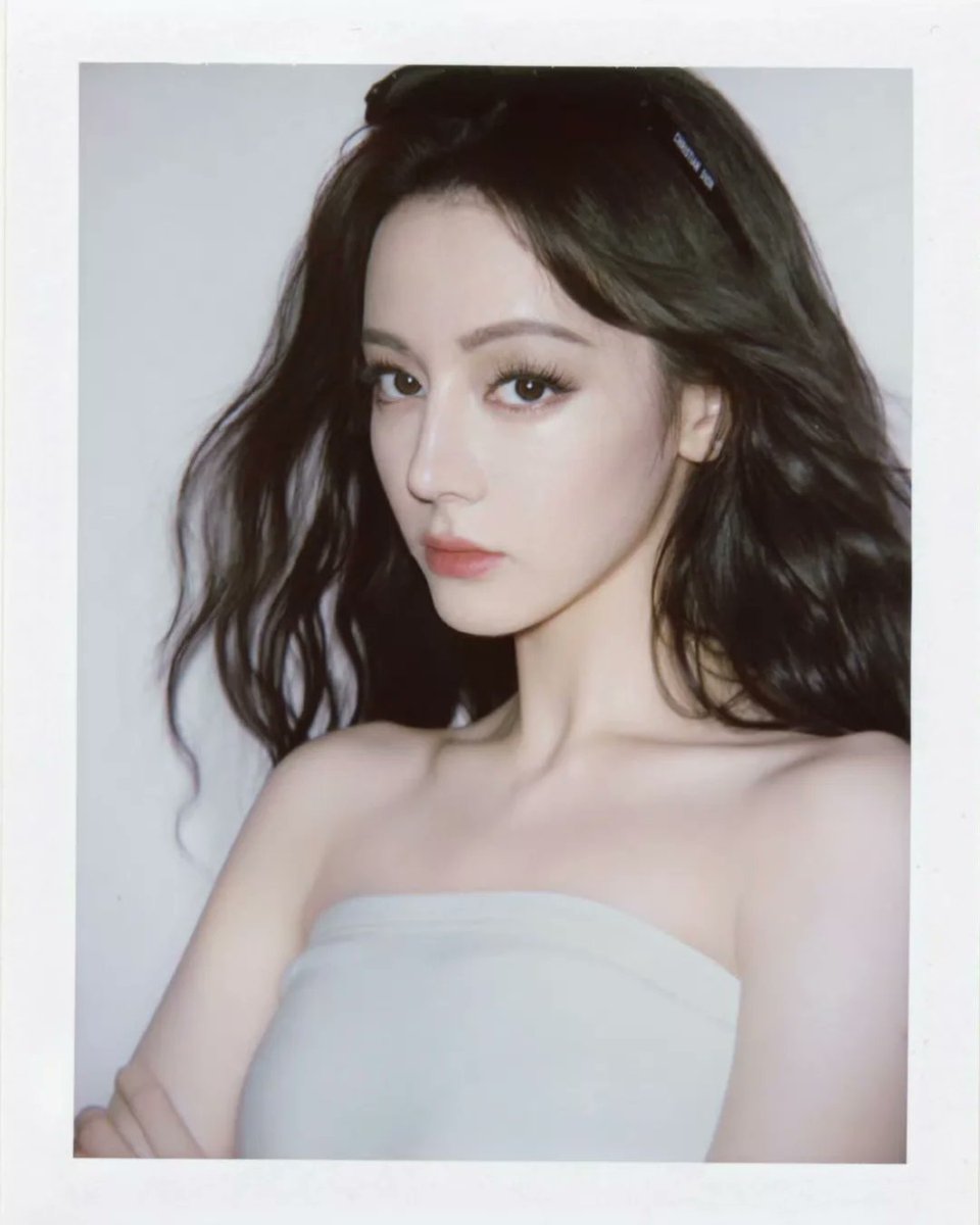 urdilraba's tweet image. 没有浓妆，也没有戏剧化的打扮，今天就是简单的我。
有时候做自己，保持自然，静静地呼吸，是最舒服的状态。
希望你们今天也能拥有一份平静和自在🤍