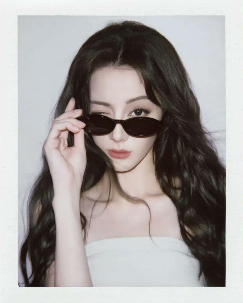 urdilraba's tweet image. 对，我戴了兔耳帽。
不，我不会解释。
有时候就该随心所欲，今天的氛围是：可爱中带点小疯。🐰🕶️