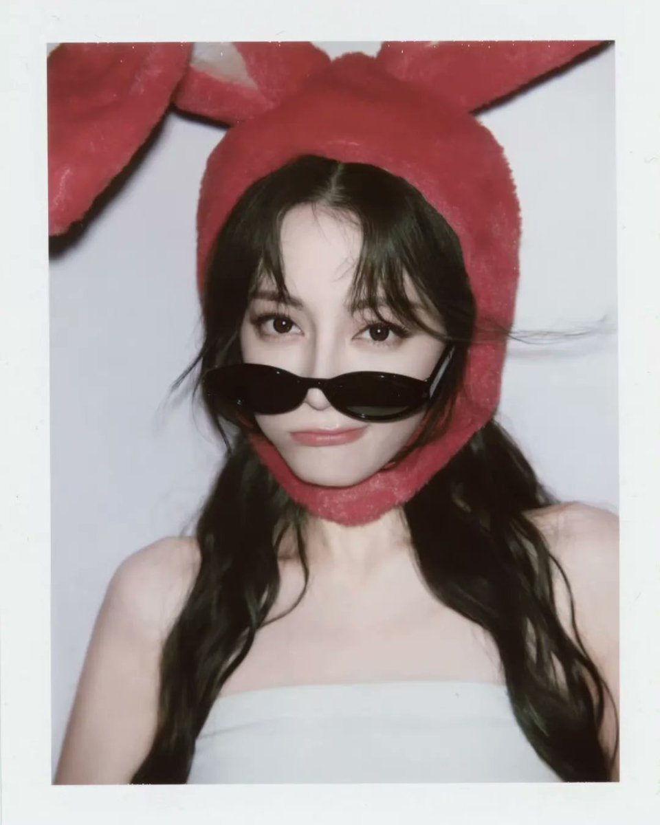 urdilraba's tweet image. 对，我戴了兔耳帽。
不，我不会解释。
有时候就该随心所欲，今天的氛围是：可爱中带点小疯。🐰🕶️