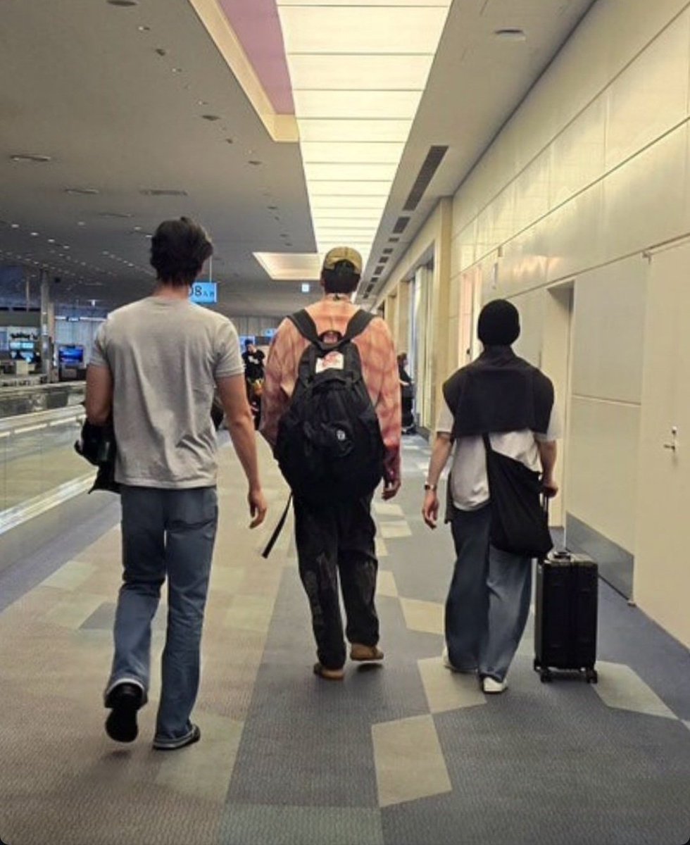 کیونگسو کنار هیونگ‌هاش خیلی کوچولو و بامزس🤍
پسرم هنوز سفت و سخت کلاه میذاری، بردارش😭

WOOBIN          KWANGSOO       KYUNGSOO