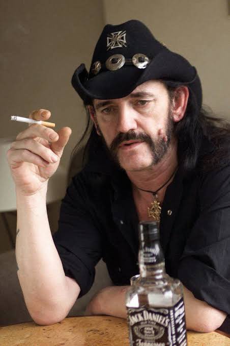 ivannieblas's tweet photo. El sentido común es como el desodorante: las personas que más lo necesitan nunca lo usan - Lemmy #ConvoyEnChilango https://t.co/pvscyvYLs7