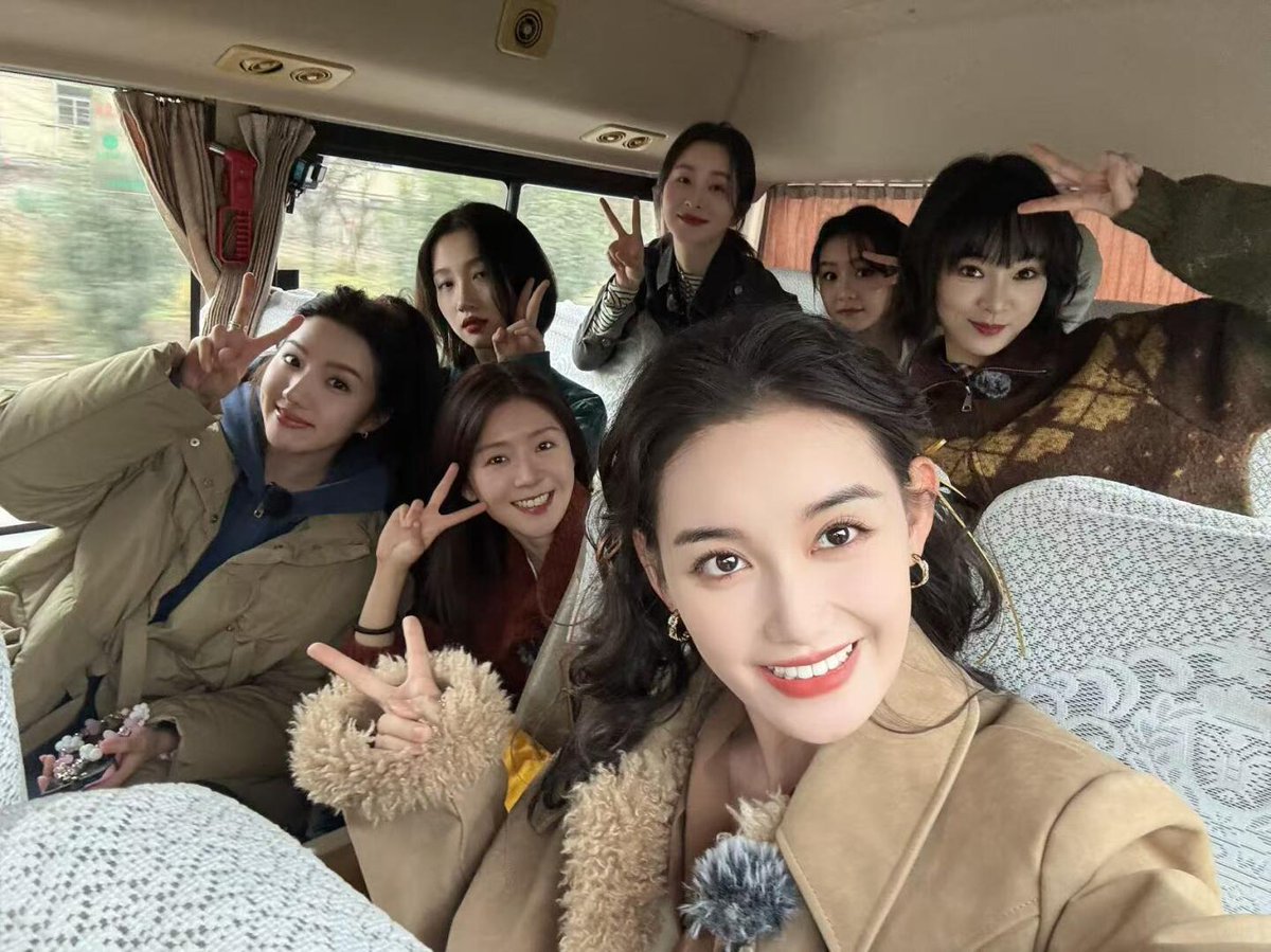SongYiRenGlobal's tweet photo. YiRen shares photos on Xiaohongshu with #HuangCancan, #SuXiaotong,
#LuXingchen, #JiangYiYi, #WangJiayi, and #HeMeiqi for #ActorsStandBy S3. (1/3)
「 #SongYiRen ☆♡ #宋伊人」 
#IreineSong
#演员请就位3
#ActorPleaseTakeYourPlace S3.
#EverybodyStandby S3 https://t.co/NiViVTWzsw