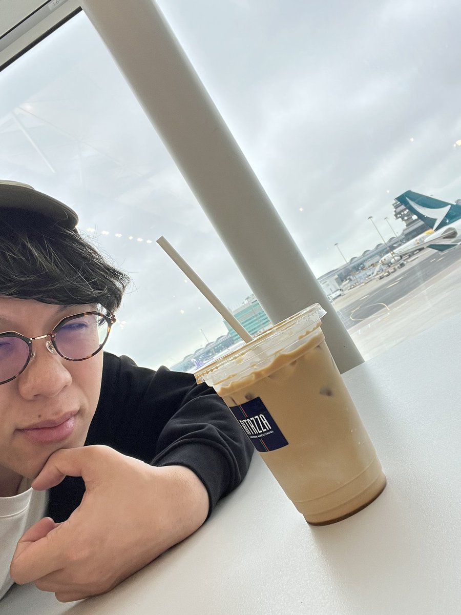 乗り継ぎの香港に着！！

ここから更に３時間まって２時間半かけて福岡へ！！

もう体力ないです、、、😭