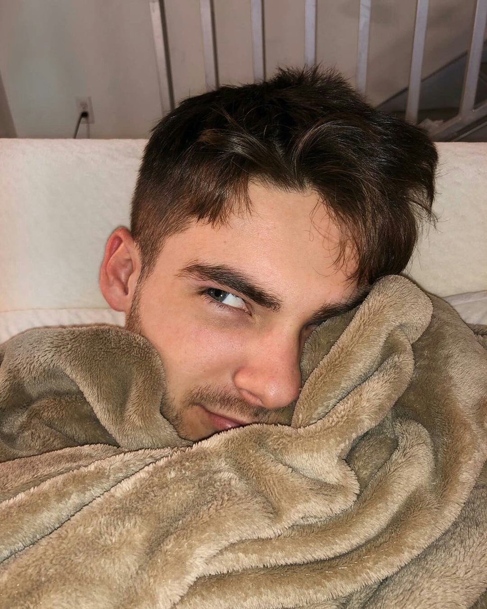 dfadssg's tweet image. ──  • ☆ pov: you date Theo Reaken and this is your gallery 

- a thread 👇🏻