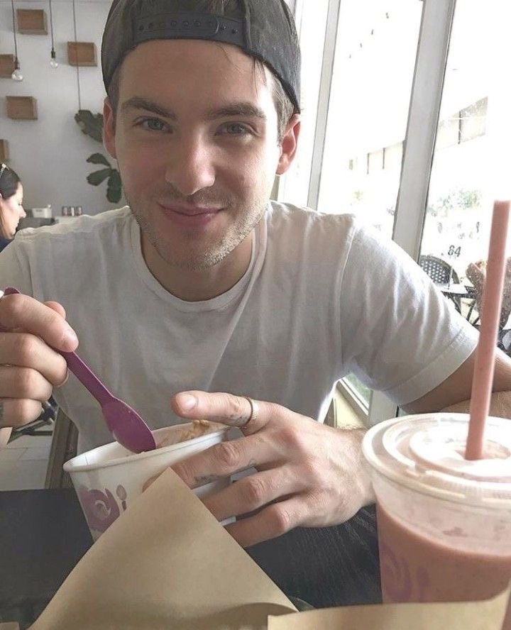 dfadssg's tweet image. ──  • ☆ pov: you date Theo Reaken and this is your gallery 

- a thread 👇🏻