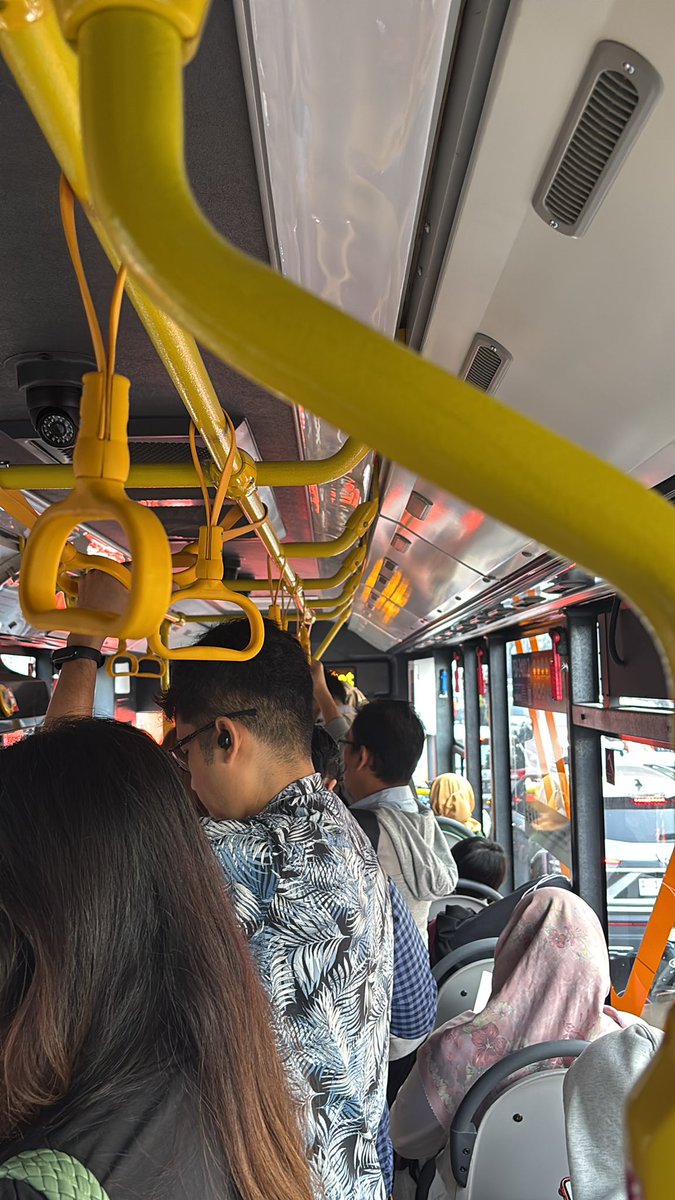 aryawasho's tweet photo. Kejadian pagi ini nunggu 7B di Kalcit,  begitu dateng busnya menciut dan udah penuh.

Kena combo menciut, kapasitas angkut kecil, dan headway telat. Yang biasa naik 7B pada kepaksa naik 7Q.

Apa perihal menciut ini bisa dikompensasi sama penambahan armada, @PT_Transjakarta? https://t.co/brOqxVZQCI