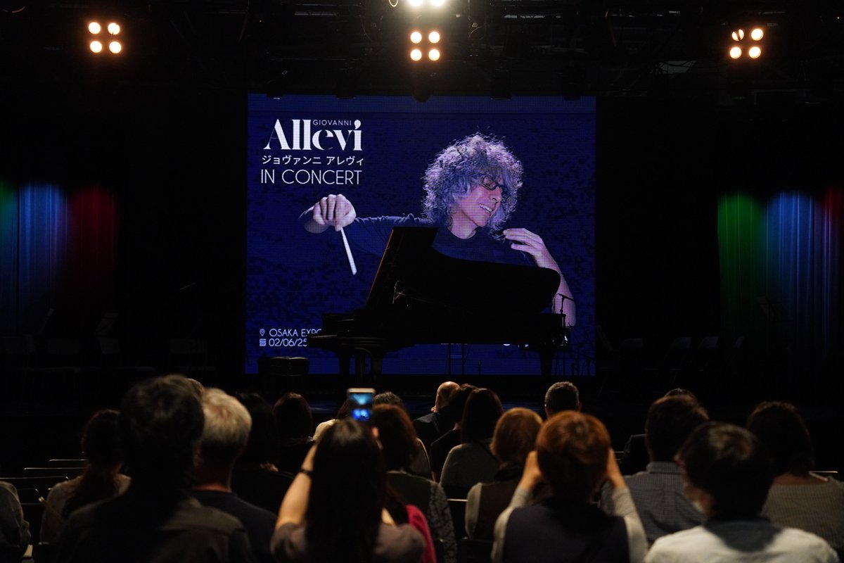 ItalyExpo2025's tweet photo. 🎹ジョバンニ・アレヴィの音楽が大阪・関西万博を魅了。今シーズンイタリア館で開催されたマルケ州のプログラムのひとつとして、強烈で歓喜的なパフォーマンスで世界初「ノスタルジア」を披露した。🇮🇹 https://t.co/mRLt98oMWh