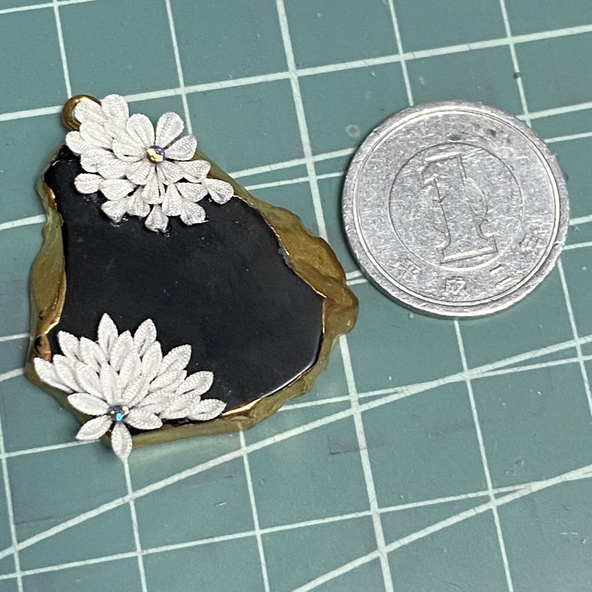 puppenheimcraft's tweet photo. 藤の花はひたすら同じのをつまむので飽きた時に遊ぶ用。
たーのーしー(≧∀≦)
何がくるかわからない福袋みたいなのに入ってたんだけど、多分樹脂かなー。
ペンダントトップです。まだちょまちょま増えてきます。 https://t.co/klBBiNcqKT