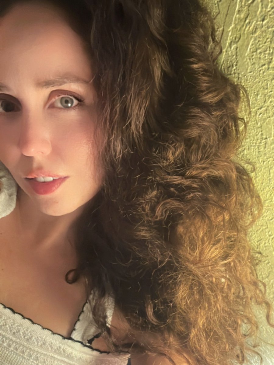 cynthiabressan_'s tweet photo. ✨Soft glow, strong soul✨
#justme #selfie #soulandbody #soft #soulpreneur #soul https://t.co/yeFUiaawkQ