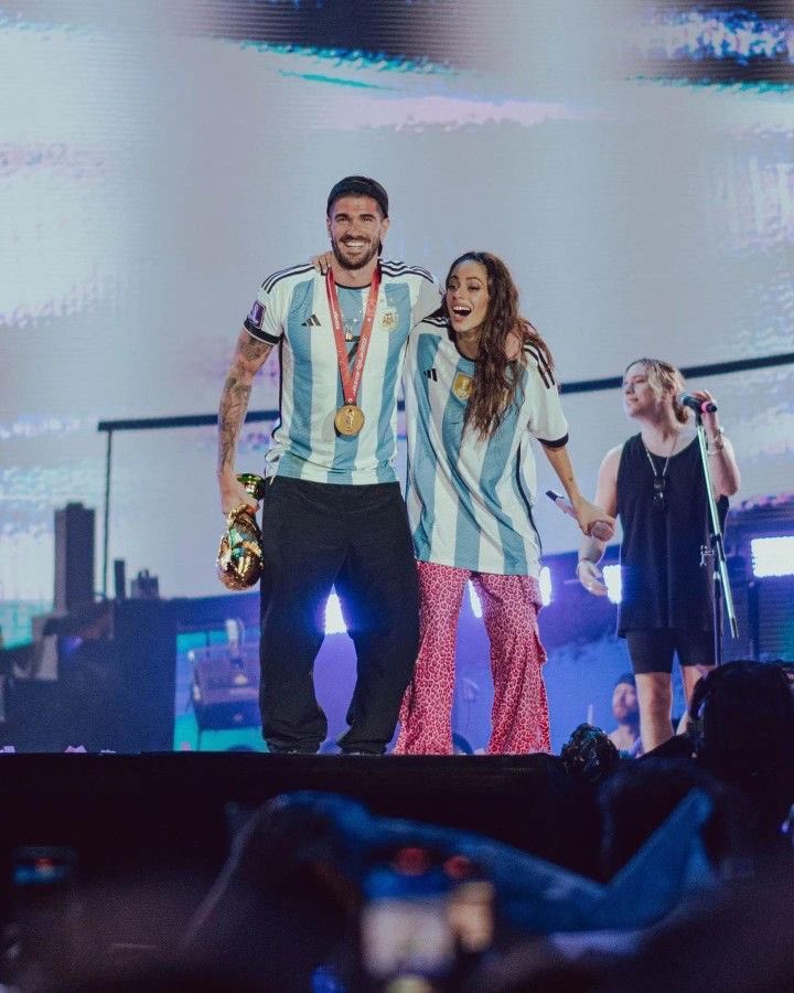 se acuerdan cuando argentina ganó el mundial y tini terminó su show en el campo de polo con la copa del mundo, de paul y airbag tocando el himno, supimos ser UN PAÍS