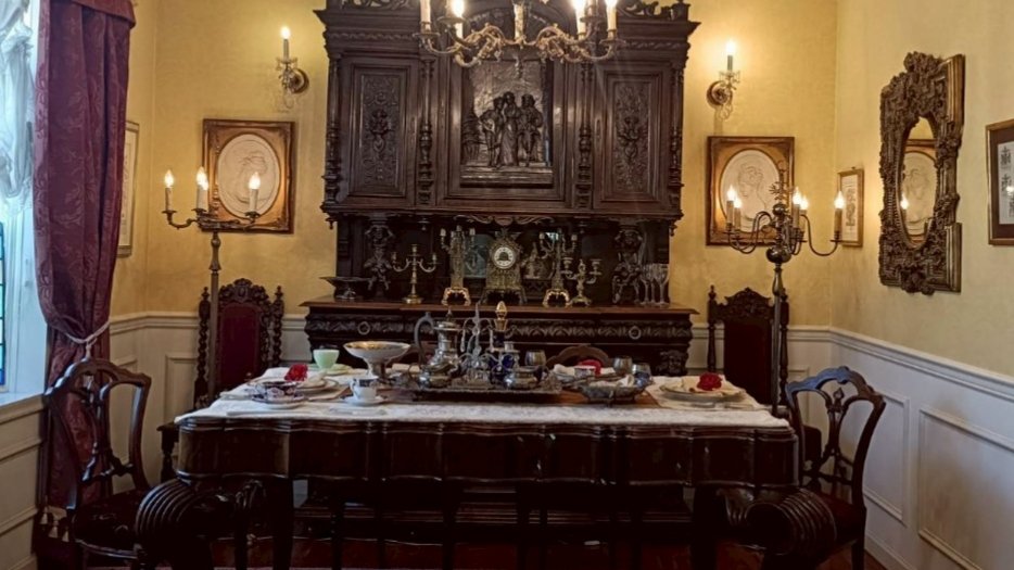 椅子をお迎えに行った日
お庭も館内も素晴らしくて
夢の様な時間でした
このお部屋であっちゃんのエピソード聞きながら  
あっちゃんにやっと会えたという想いと…
素晴らしい空間に来れた事 
なんとも言えない感情が込み上げ
1人号泣していました
(_ _；)ｽﾐﾏｾﾝ…