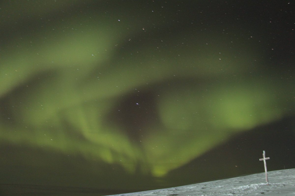 #Ahora #Auroras 🌌
Auroras australes en Base Belgrano 2 (Antártida)
Persiste la tormenta solar debido a otra eyección de masa coronal.
<a href="/Vincent_Ledvina/">Vincent Ledvina</a>