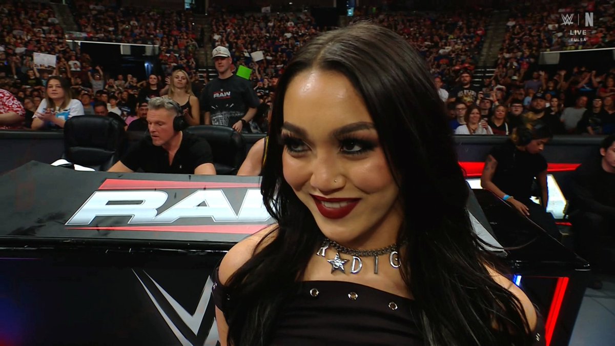 Roxy just helped Finn and JD get the win 👀
#WWERaw