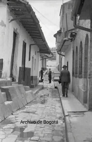 Callejón del Embudo, foto de Leo Matiz.... Bogotà año 1965.