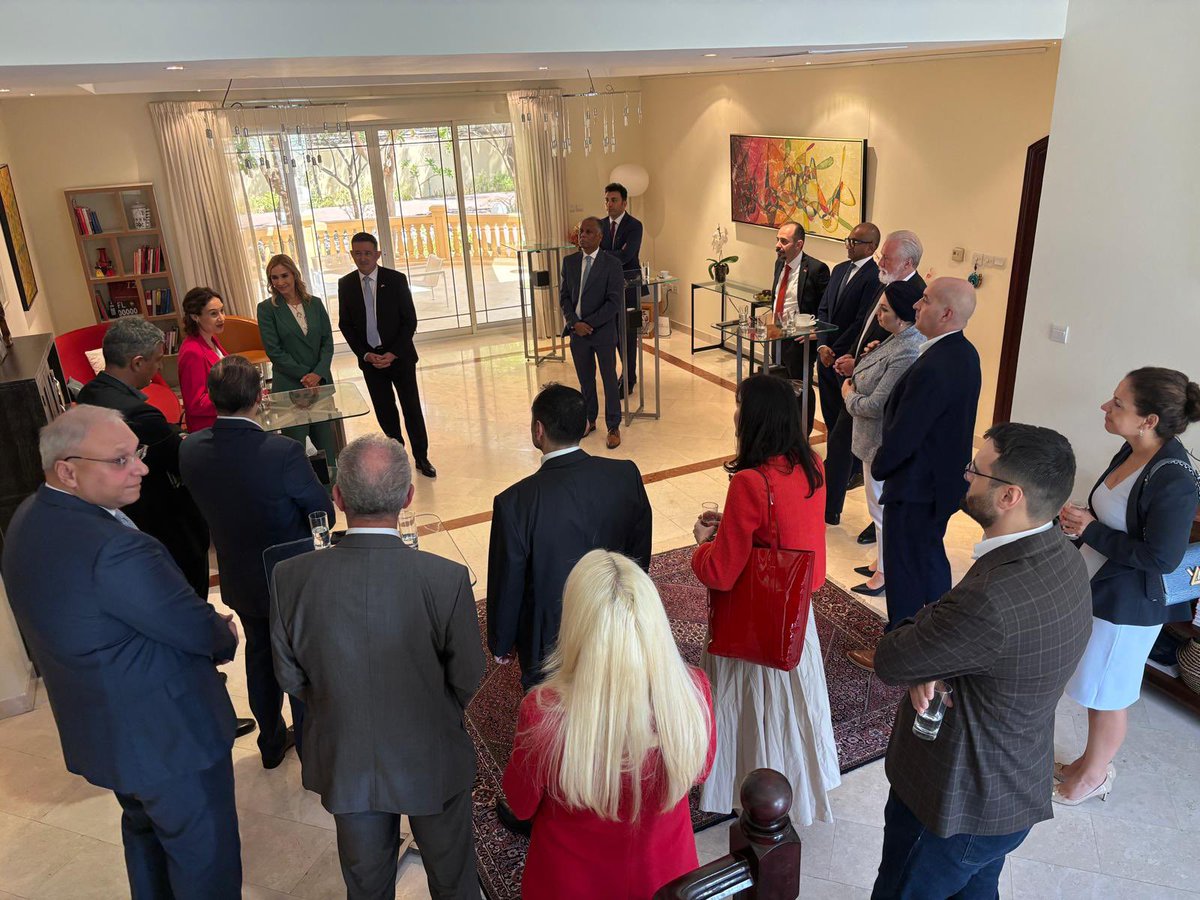 #Switzerland is among the top 10 #FDI contributors in the #UAE. Today in Dubai, I exchanged with Swiss companies about🇨🇭-🇦🇪 trade relations and what can be done to further enhance our economic ties with the UAE. Grateful to the🇨🇭business community for their continued engagement!
