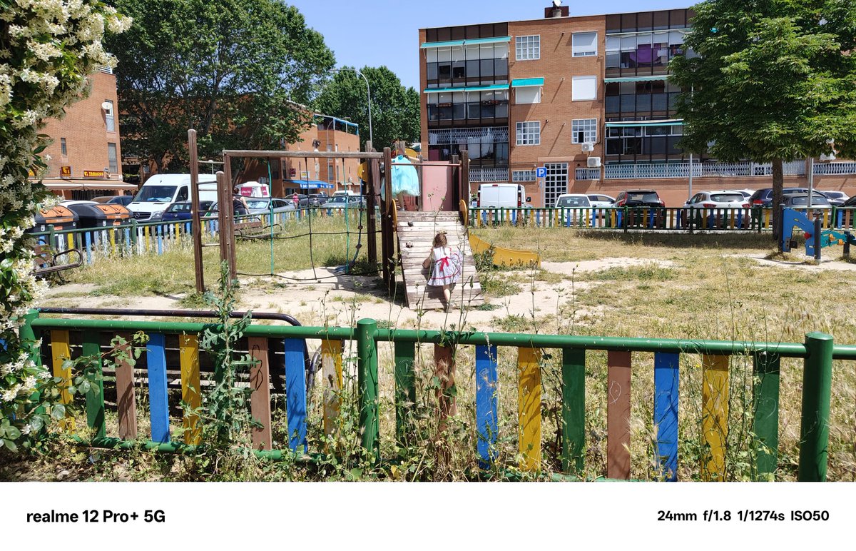 <a href="/Lineamadrid/">Línea Madrid</a>  El abandono en jardinería en Usera es público y notorio pero que crezcan los árboles en las vallas de un parque infantil, no lo había visto antes:
zona de juegos totalmente abandonada frente a la iglesia de San Simón y San Judas, Orcasur
Manden equipo jardinería 🙏