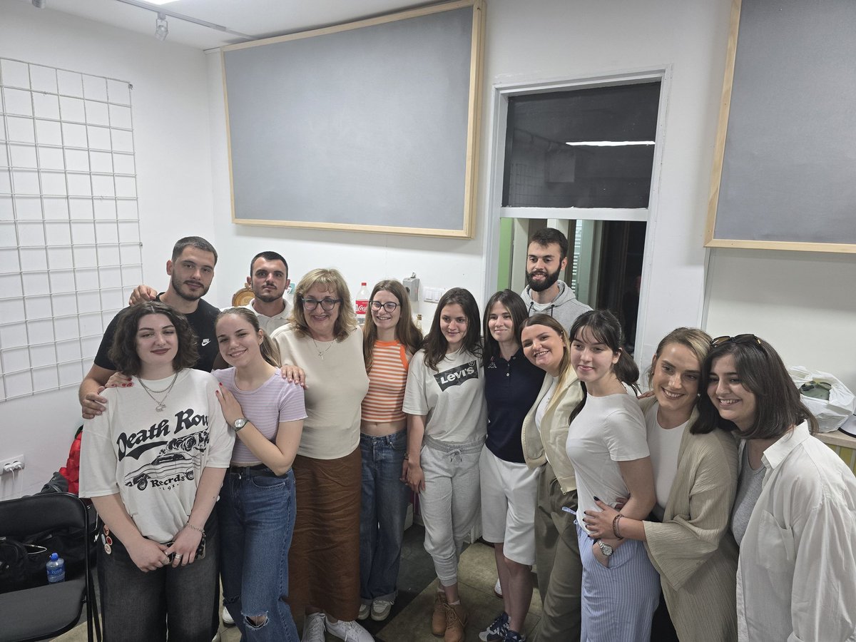 Sigurna sam: nema šanse da primitivni i retrogradni naprednjaci pobede ovu našu decu. Pitanje je (kratkog) vremena.
Kosjerić, impresionirana sam pameću, kulturom, dobrotom, upornošću studenata.