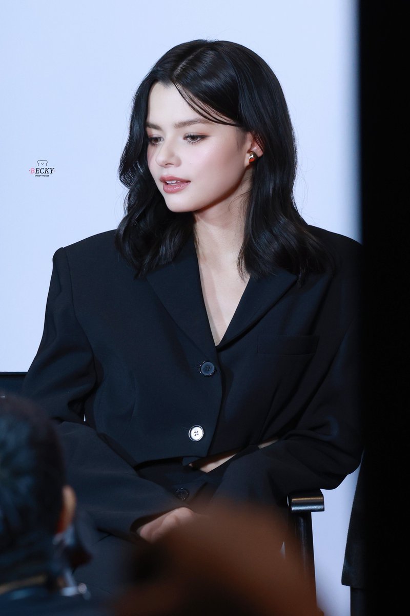 1M go on!!
<a href="/AngelssBecky/">Becky Armstrong</a> 

BECKY IS WORTH IT 
#LOrealParisTHxBecky