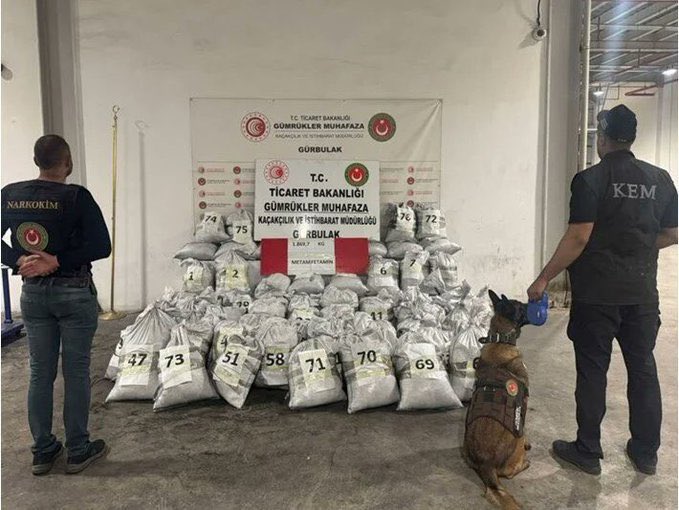 #OPERASYON

Ağrı'daki Gürbulak Gümrük Kapısı'nda kömüre emdirilmiş 1 ton 870 kilogram metamfetamin cinsi uyuşturucu madde ele geçirildiği. 🚨🚨

➡️ Piyasa değeri 5 milyar 609 bin TL.