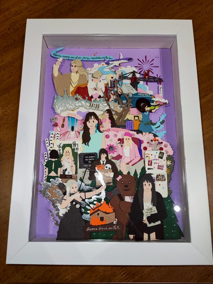 TaengMania's tweet photo. และสุดท้ายยยยย กรอบรูป papercut ที่ระลึกฉลองครบรอบโซโล่ 10 ปีให้กับแทยอน /ในนี้ประกอบไปด้วยสัญลักษณ์จาก MV รวม 20 เพลง โซวอนคนไหนอยาก challenge ลองหาให้ครบกันได้เลย~ #FoodandGiftsupport_TY #TAEYEON_TheTENSE_in_BANGKOK https://t.co/1utxtsQUsm