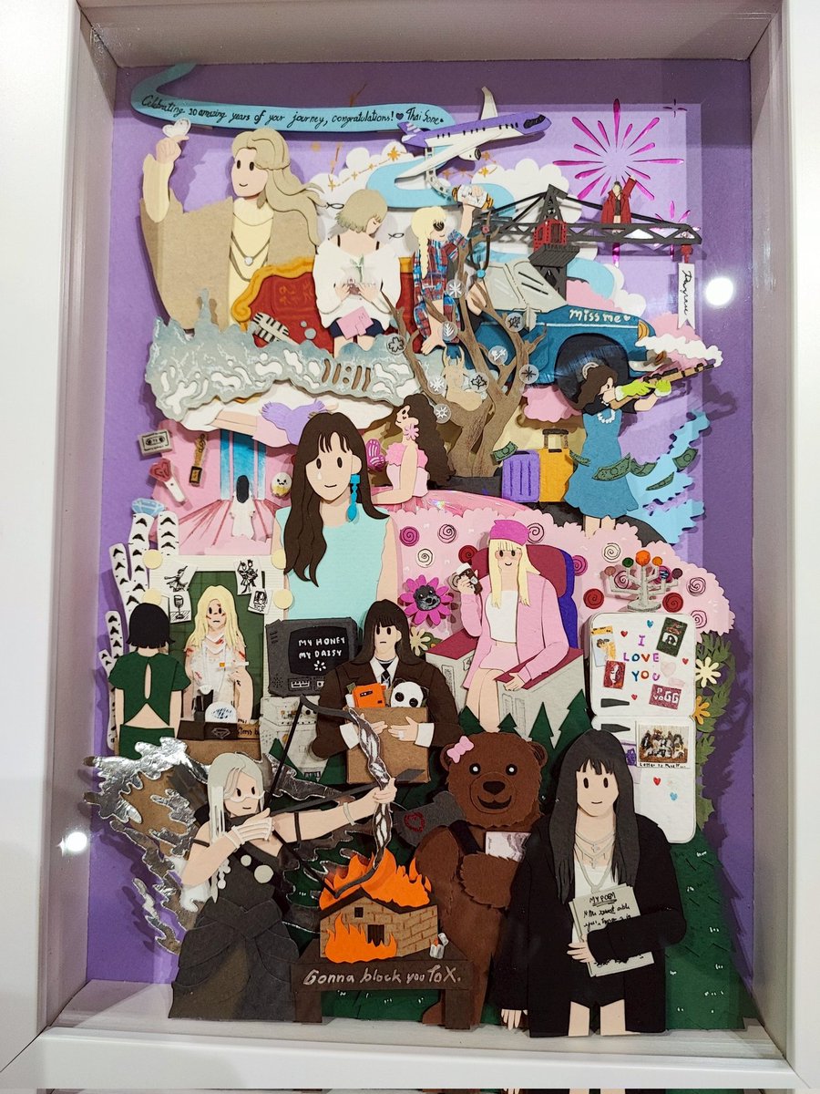 TaengMania's tweet photo. และสุดท้ายยยยย กรอบรูป papercut ที่ระลึกฉลองครบรอบโซโล่ 10 ปีให้กับแทยอน /ในนี้ประกอบไปด้วยสัญลักษณ์จาก MV รวม 20 เพลง โซวอนคนไหนอยาก challenge ลองหาให้ครบกันได้เลย~ #FoodandGiftsupport_TY #TAEYEON_TheTENSE_in_BANGKOK https://t.co/1utxtsQUsm