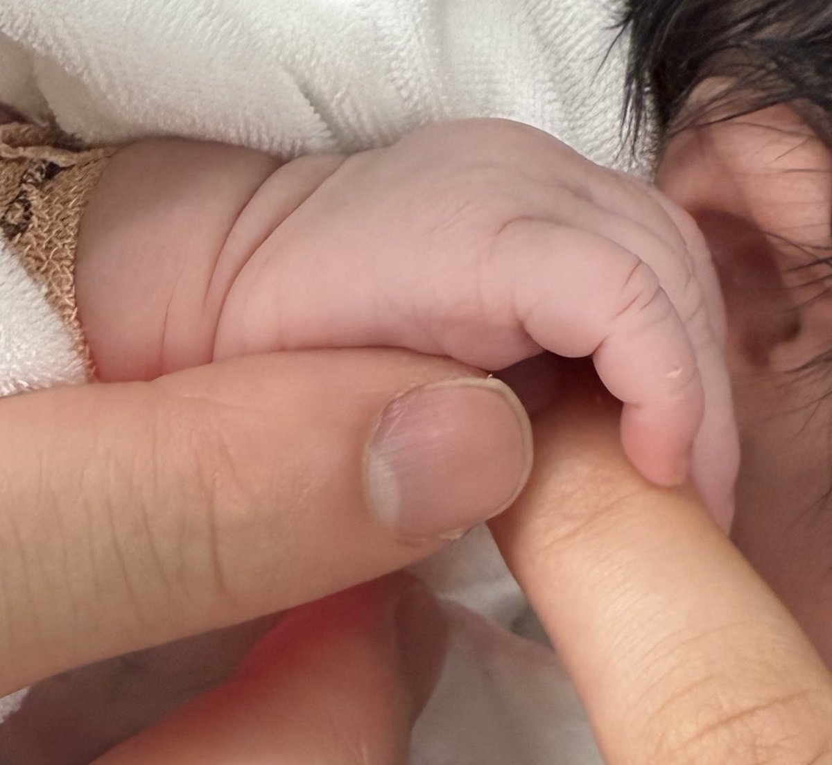 本日、本当に守りたい存在が一人増えました。
母子ともに健康に産まれてきてくれてほんとうに感謝の気持ちでいっぱいです。
まだまだ父親の器としては足りないかと思いますが、がむしゃらに頑張ります。

産まれてきてくれてありがとう。