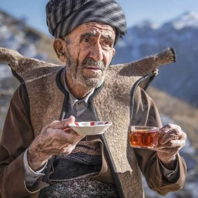 Bu sabah,
kendimi temize çektim.
Hiç yaşanmamış saydım bazı şeyleri.
Hiç yokmuş,
Hiç olmamış,
Hiç acıtmamış gibi,
Ve 'Sil baştan'ı söyledim bağıra çağıra.
nasıl anlatmalı bilmem,
Son verdim işte,
Acıtan ne varsa…

Birhan Eroğlu

Günaydın dostlar